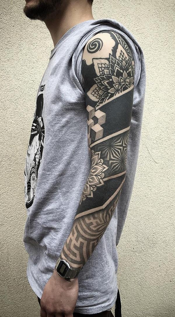 Blackwork tetování s plným rukávem s mandalou a geometrickými tvary