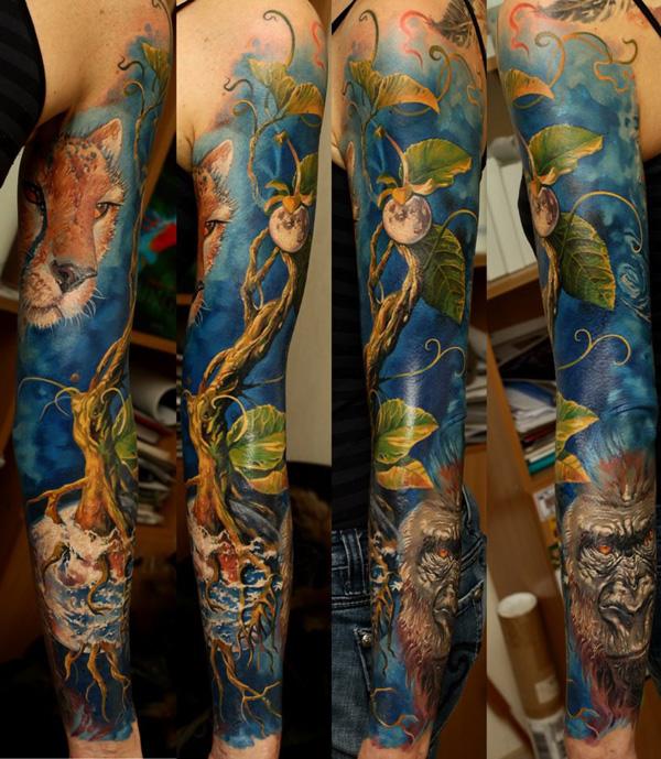 Tattoo am ganzen Ärmel im Vintage-Fantasy-Stil