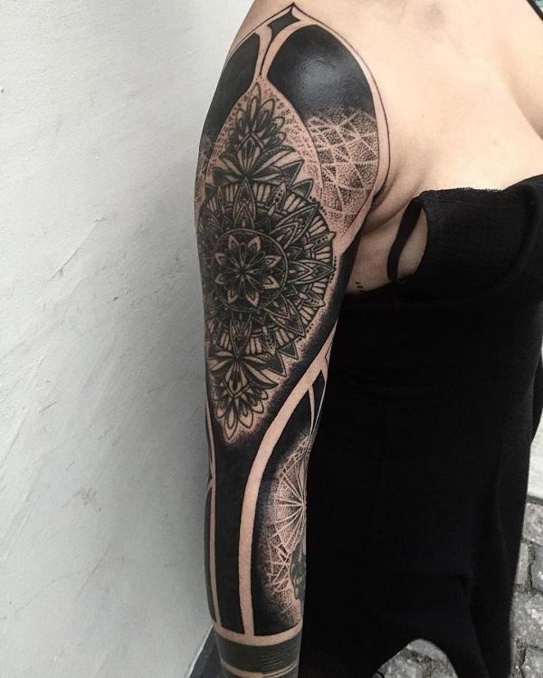 mandala inspirovaná blackwork tetováním pro ženy