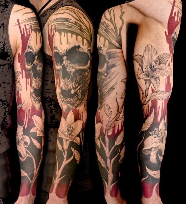 Tetování lebky a lilie s plným rukávem