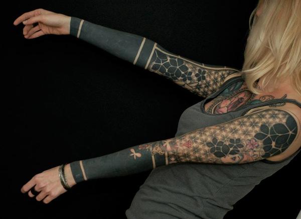 Blackwork mit stylischen Mustern am ganzen Arm für Damen