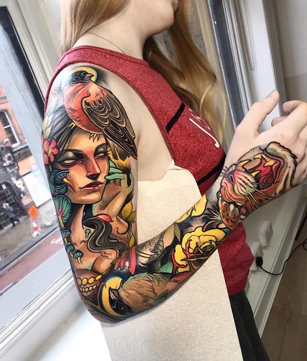Stylová žena s plným rukávem tetování