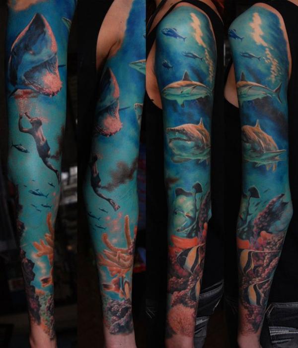 Umgekehrtes blaues Tattoo der Unterwasserwelt