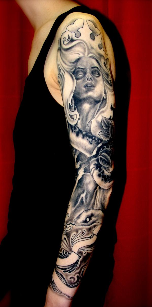 Zmije a žena tetování s plným rukávem v šedé barvě pro muže