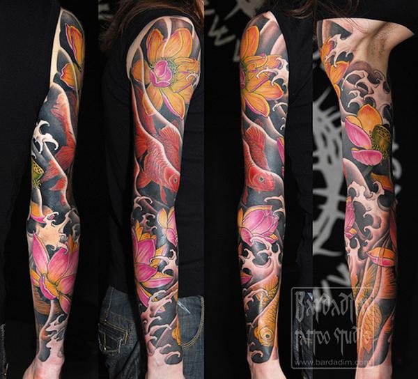 Farbiges japanisches Tattoo mit Kio Fisch, Lotus und Welle am ganzen Arm