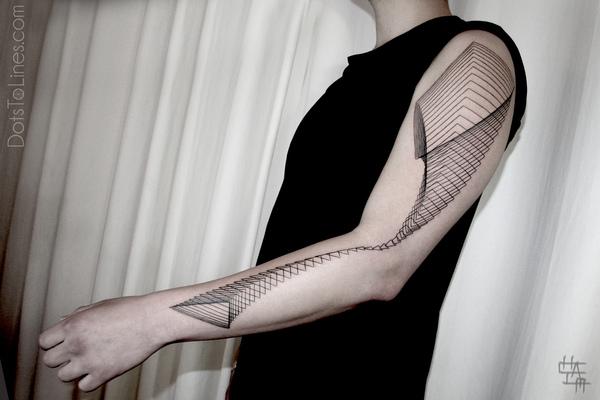 Geometrické abstraktní rukávové tetování