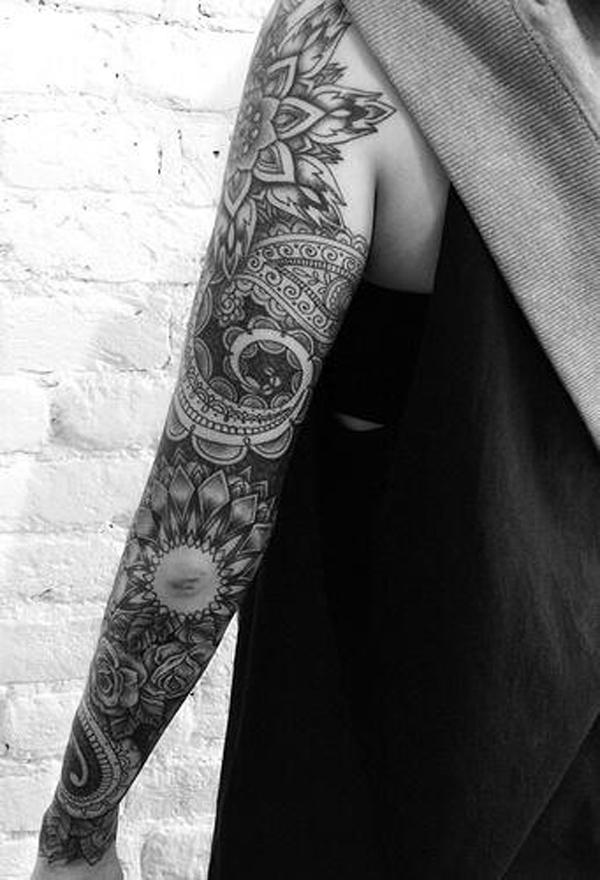 Černobílé tetování na rukávu se vzory inspirovanými mandalou