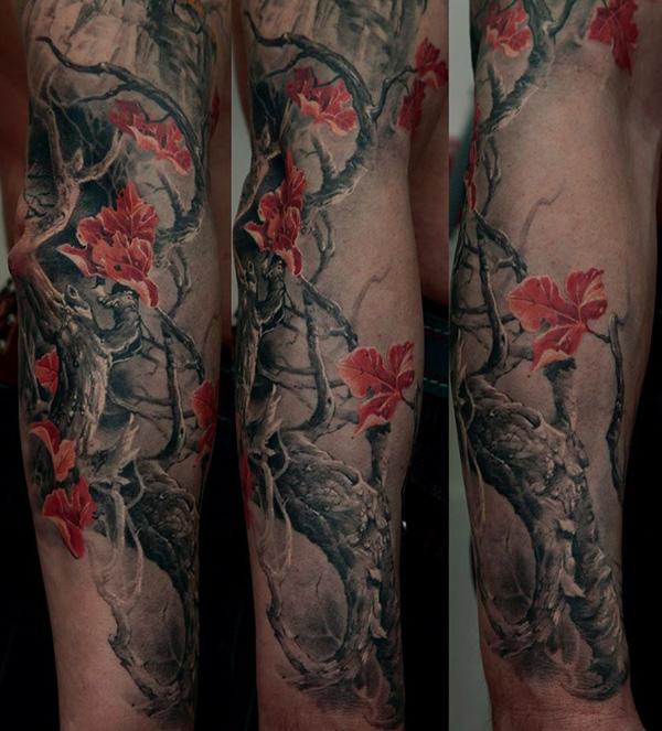Realistické rukávové tetování s uschlými větvemi a červenými listy