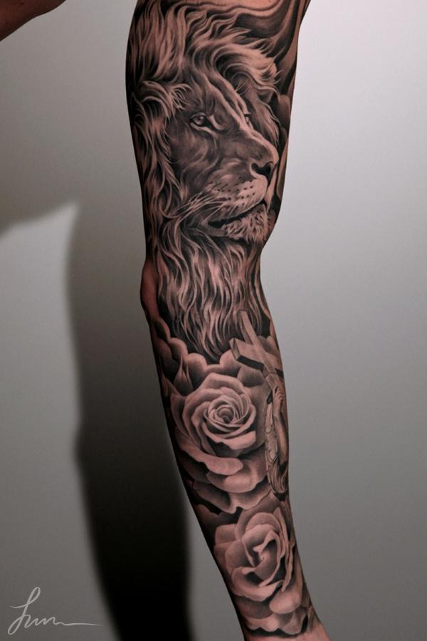 Tetování rukávů s lvem a růžemi
