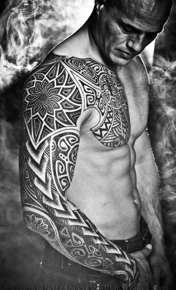 tetování tribal titan v plném rukávu v černé a šedé barvě