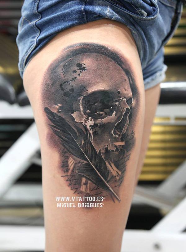 Lebka s tetováním peří na stehně