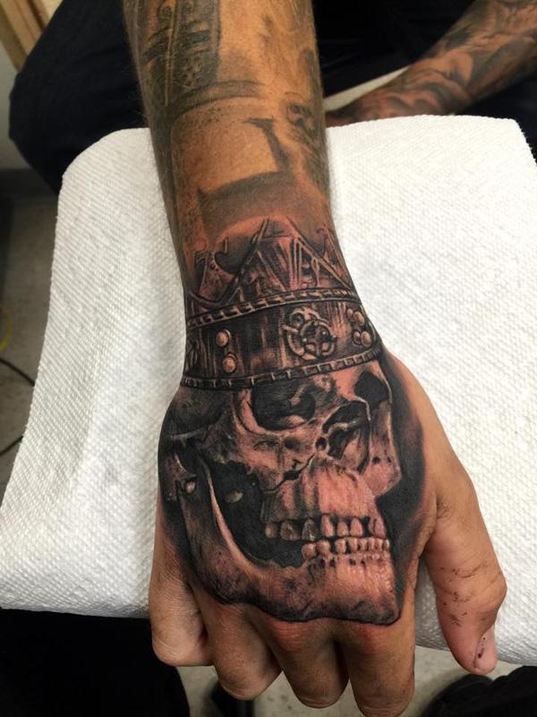 Totenkopf mit Krone Tattoo an der Hand für Männer