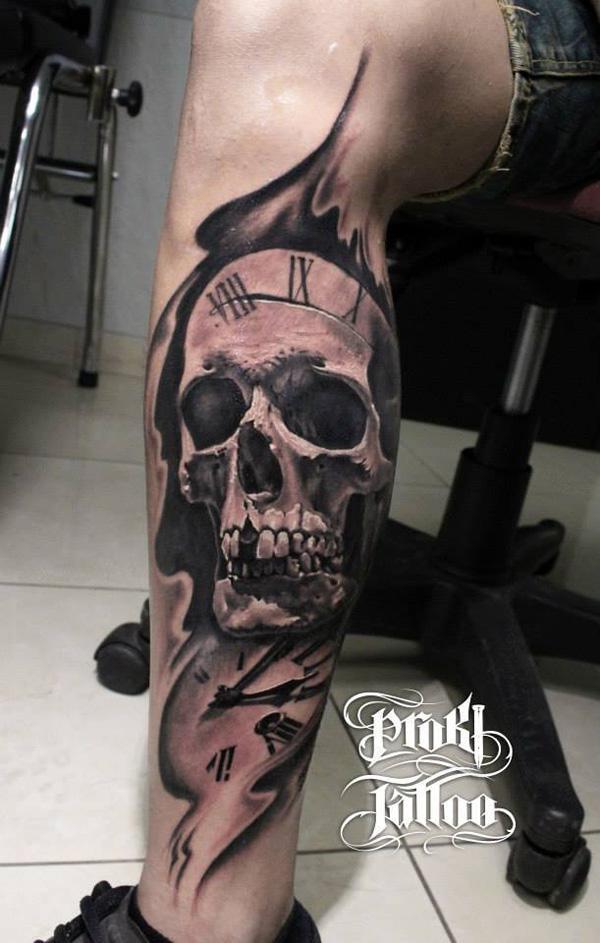 Tattoo mit Totenkopf und geschmolzener Uhr am Bein