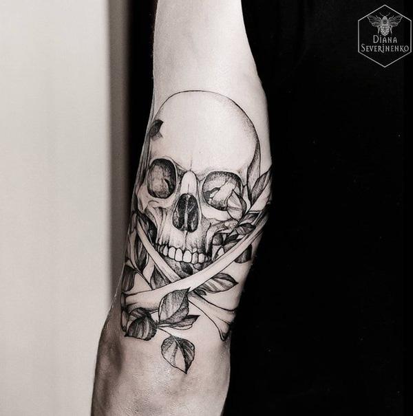 Tattoo mit Totenkopf und gekreuzten Knochen