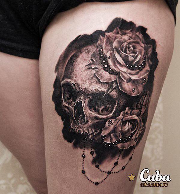 Tattoo mit Totenkopf mit Rosee und Armbändern