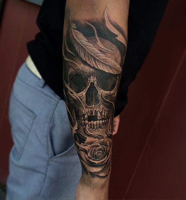 Tattoo mit Federrose und Totenkopf am Unterarm