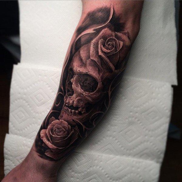Schädel Rose Tattoo am Unterarm