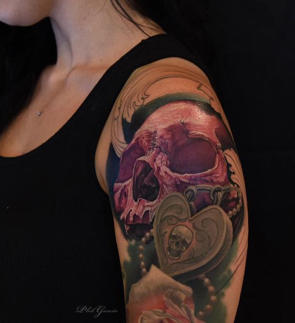 Tattoo mit Totenkopf und Schloss