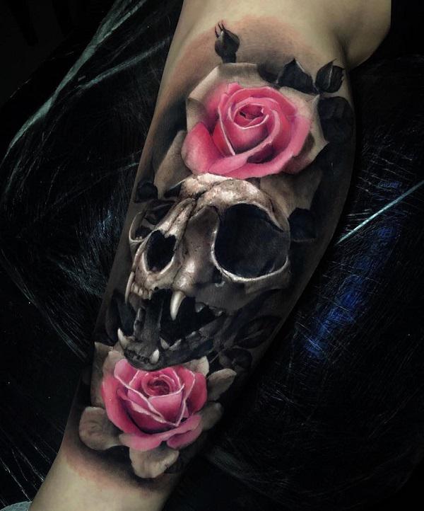 Wadentattoo mit rosa Rosen und Katzenschädel im schwarz-grauen Stil