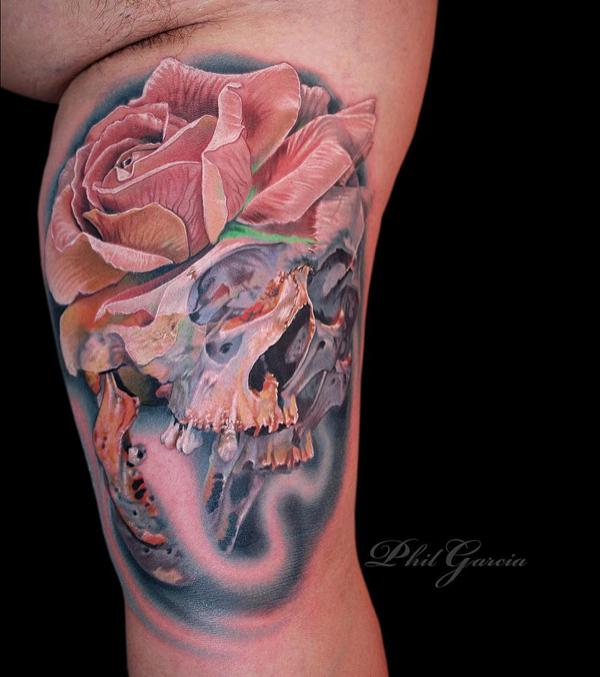 Tattoo mit buntem Totenkopf mit Rosenkopfschmuck