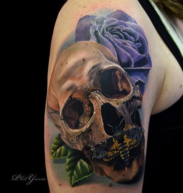 Totenkopf mit Motte und Rose Tattoo