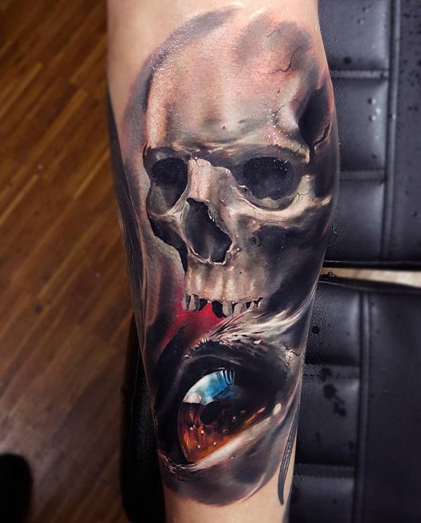 Tattoo mit Totenkopf und Augen