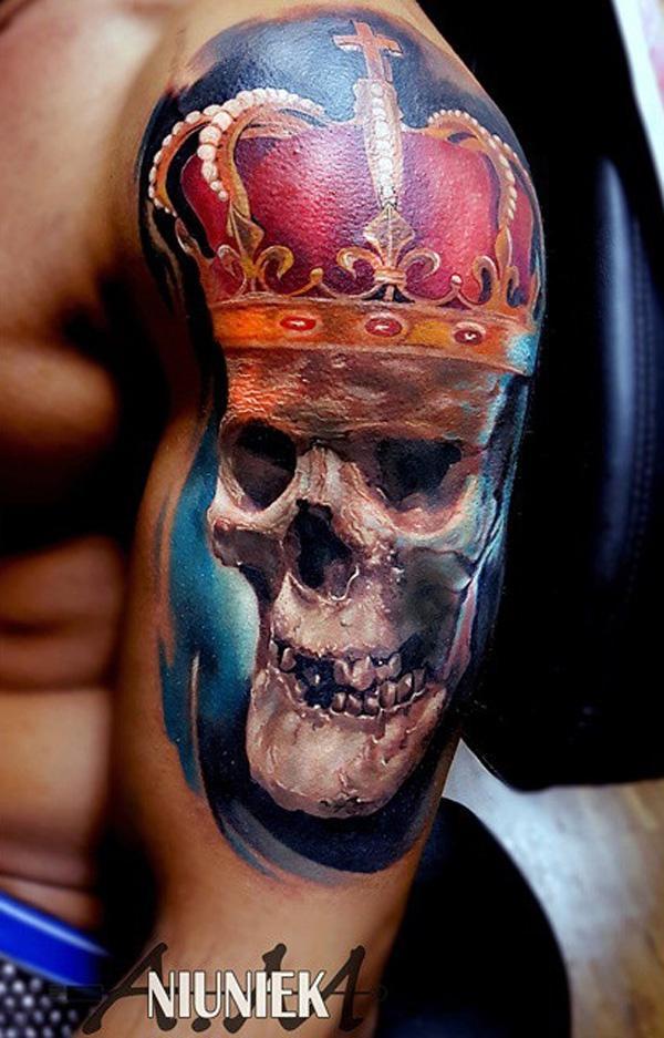 Barevné korunované tetování s lebkou na rukávu
