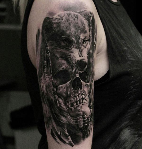 Tattoo mit Totenkopf und Wolf