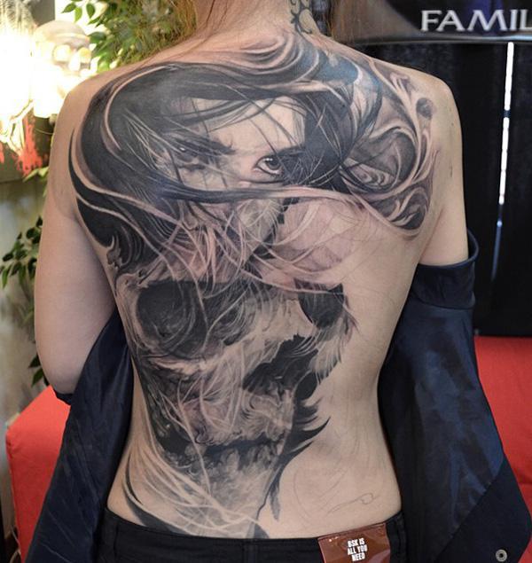 Schädel und Mädchen Porträt Tattoo am Rücken für Frau