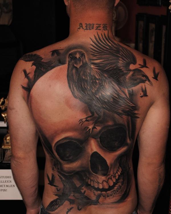 Fullback Totenkopf und Krähen Tattoo