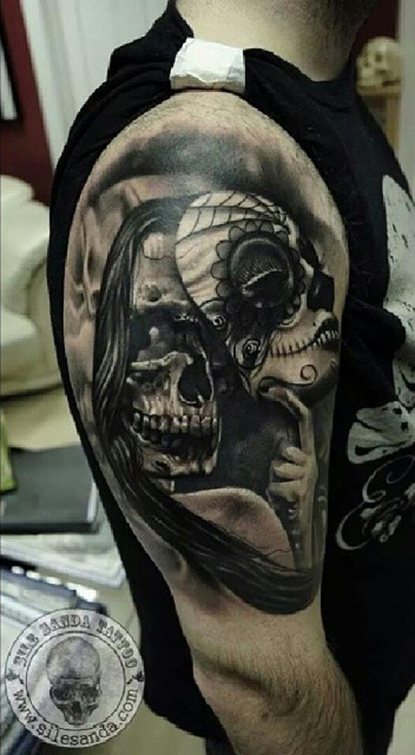 Tattoo mit Totenkopf und Maske am Ärmel