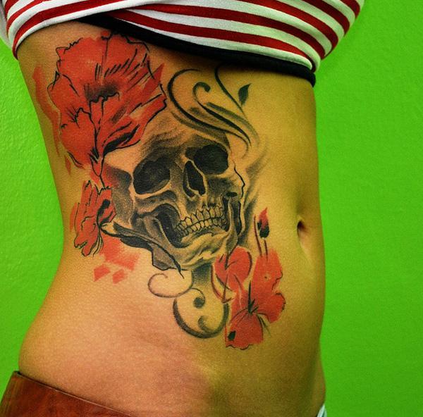Květiny a lebka boční tetování pro ženu