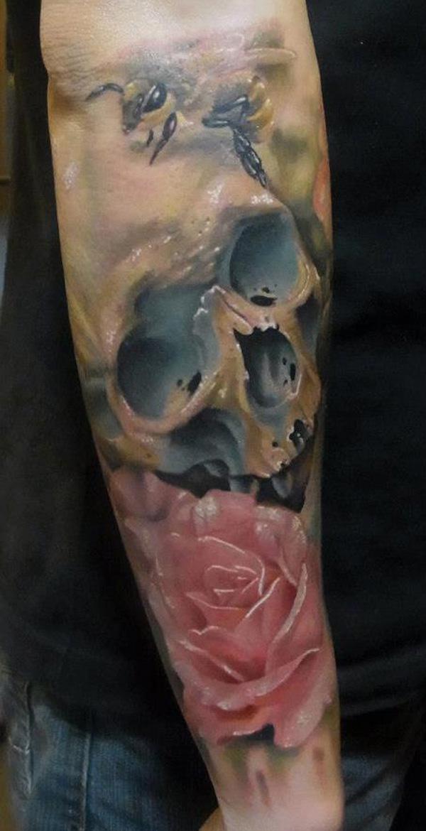 Rosen und Schädel in Fleisch geschmolzen Tattoo