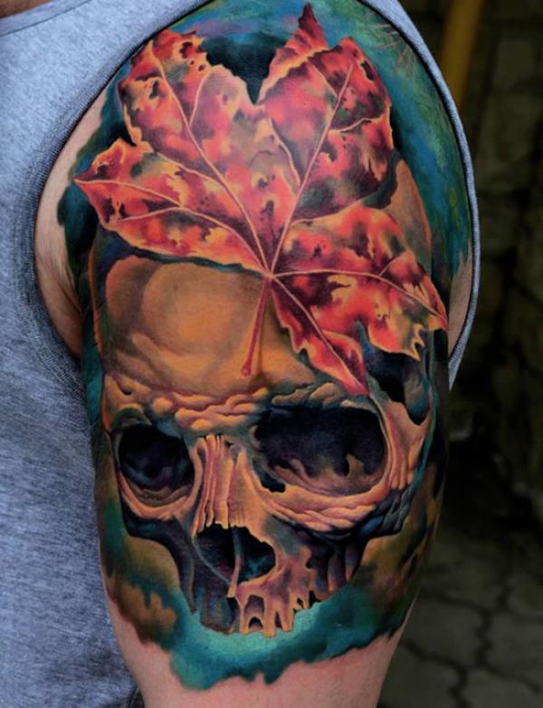 Pánské tetování na rukávu s podzimním listem a lebkou