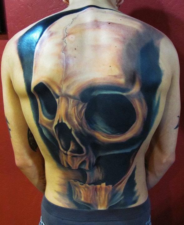 Riesenschädel Tattoo am Rücken