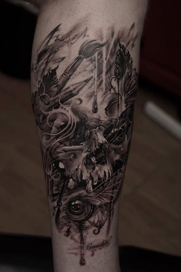 Surrealistisches Totenkopf Tattoo mit realistischem Auge am Bein