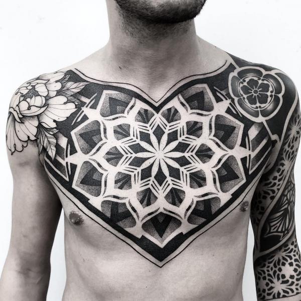 Herzförmiges Mandala geometrisches Tattoo