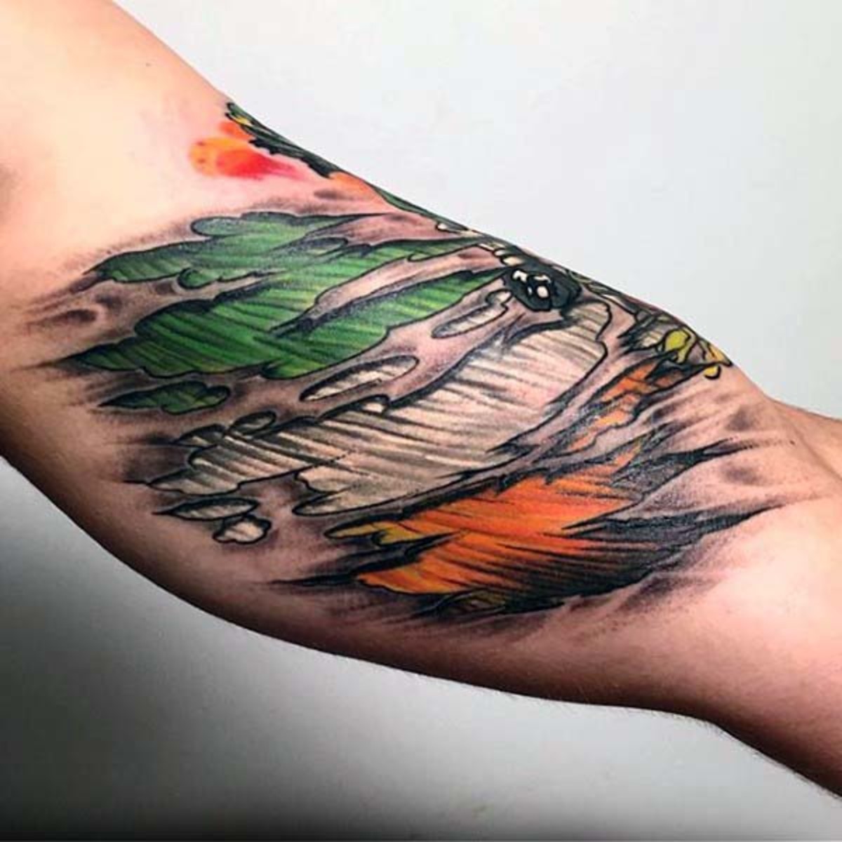 grün-orange-und-weiß-irische-flagge-Herren-zerrissene-haut-arm-tattoo