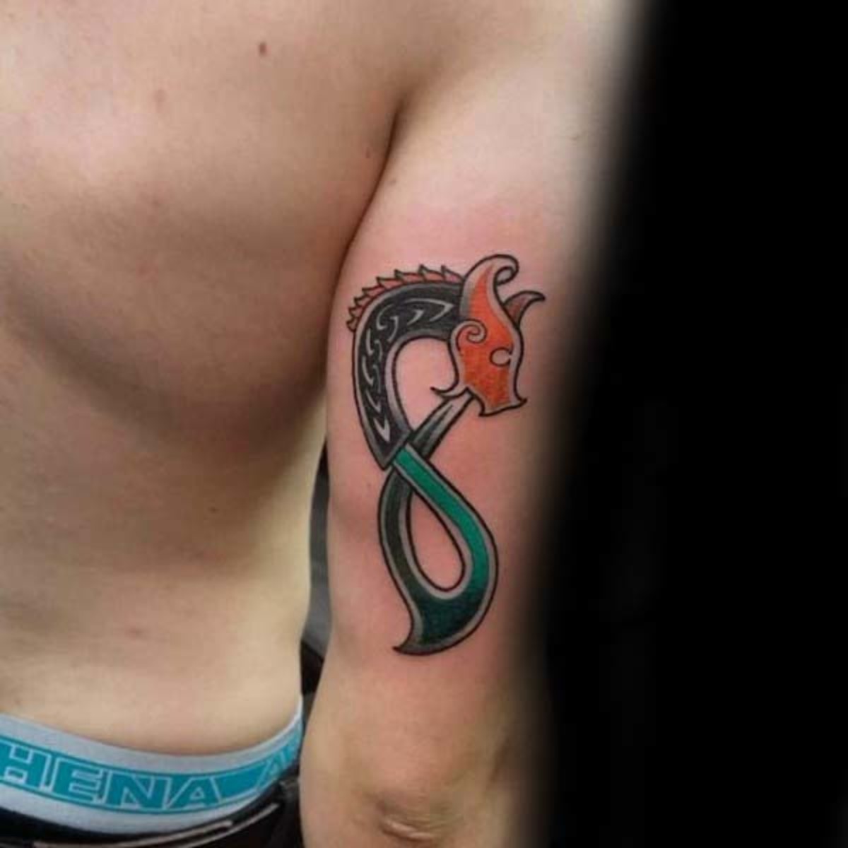 tetování muže s chladným irským drakem