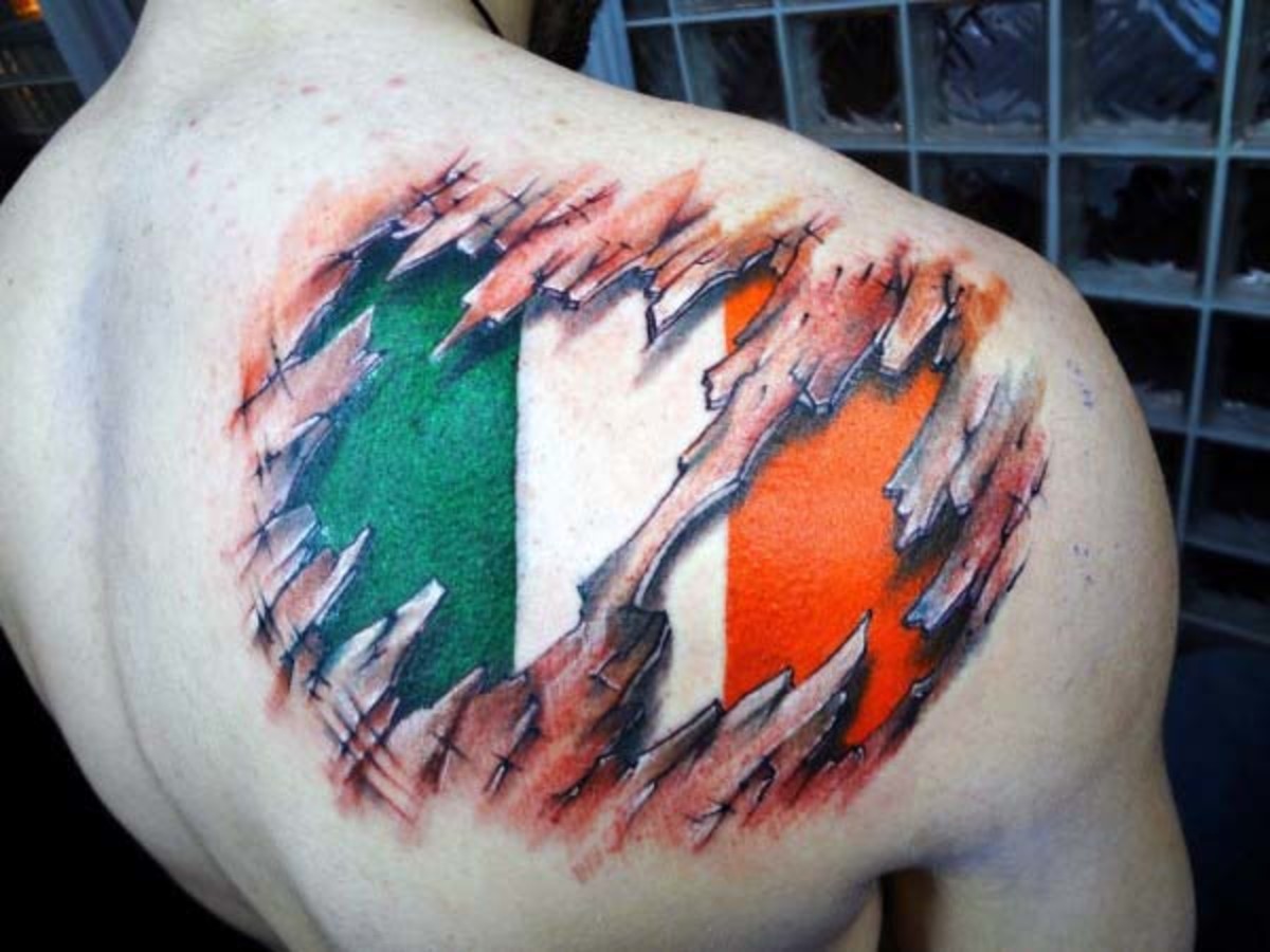 man-with-irish-flag-ripped-skin-rameno-tetování-design