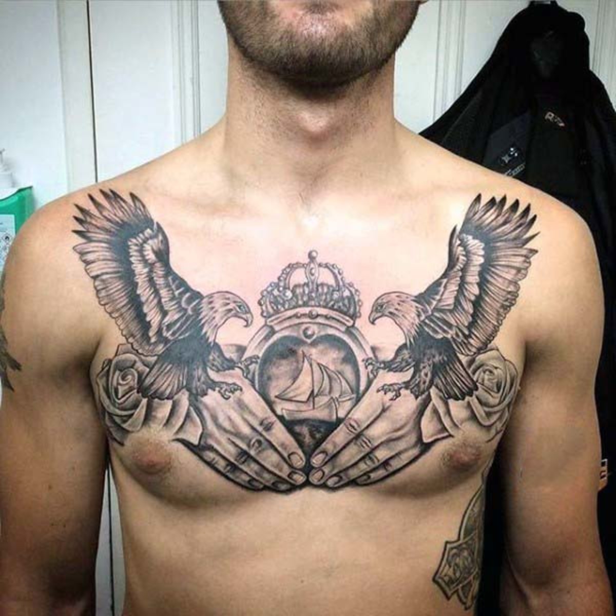 claddagh-irish-guys-birds-horní hrudník-tetování