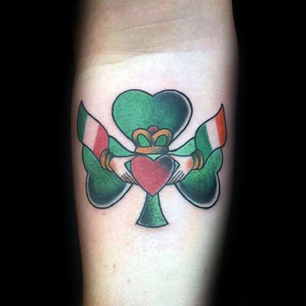 claddagh-mit-klee-innerer-unterarm-irische-tattoos-für-herren