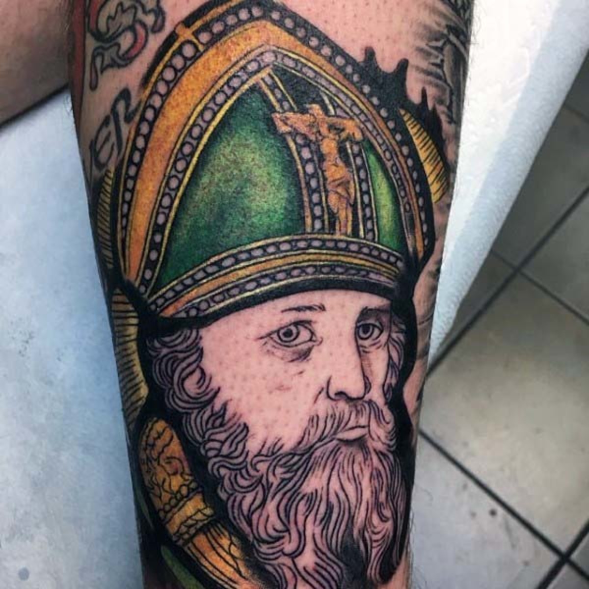 saint-patrick-jungs-irish-themed-arm-tattoo-ideen