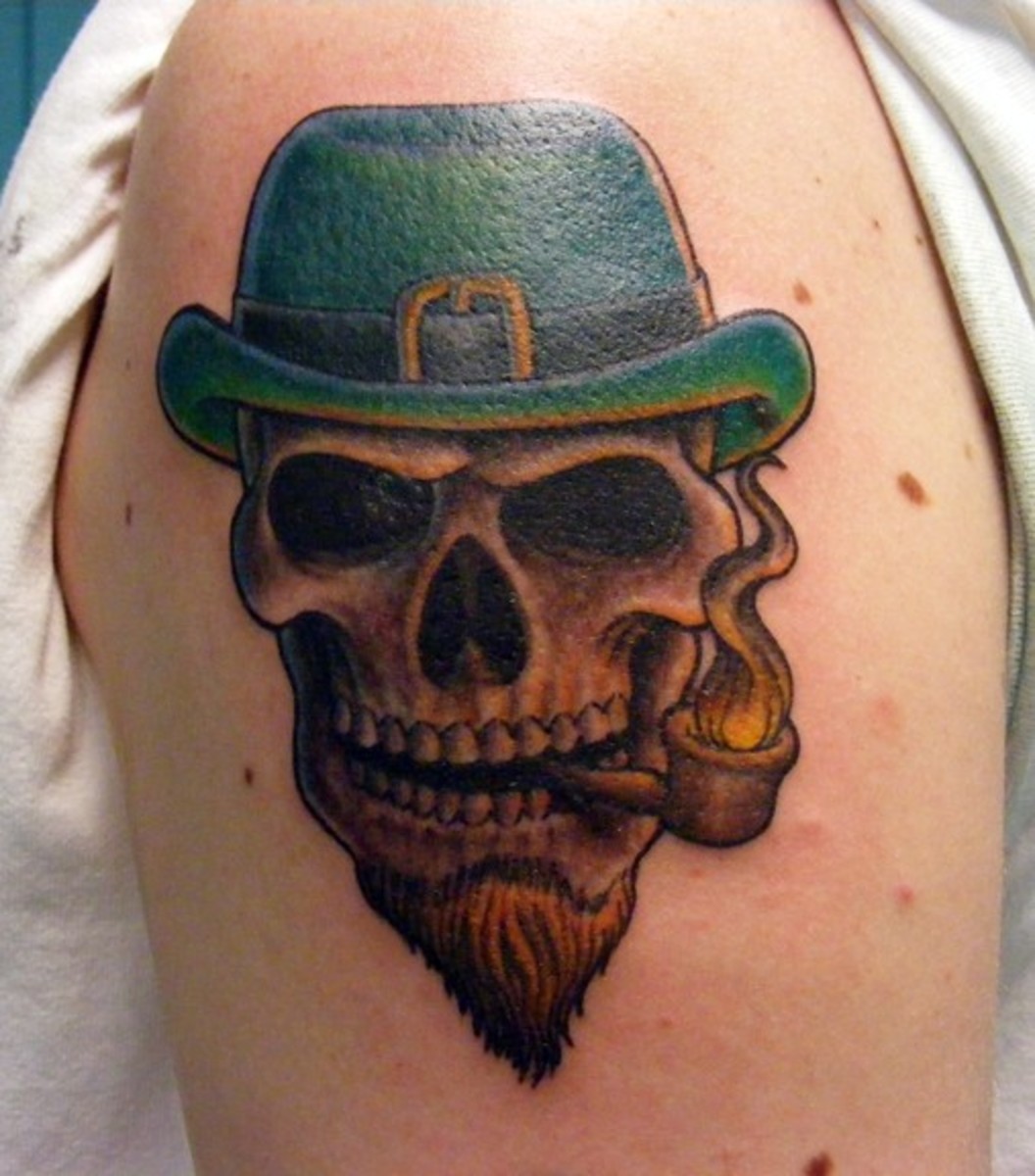 Leprechaun-Smoking-Skull-Tattoo-على الكتف الأيسر