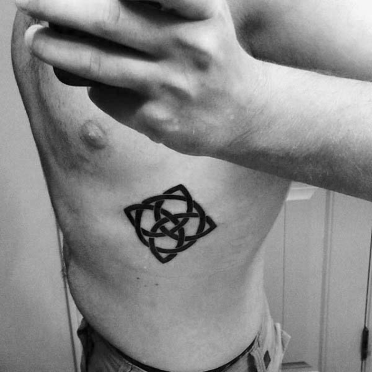 tetování na černém inkoustovém uzlu-mužské irské žebro-klec na boku