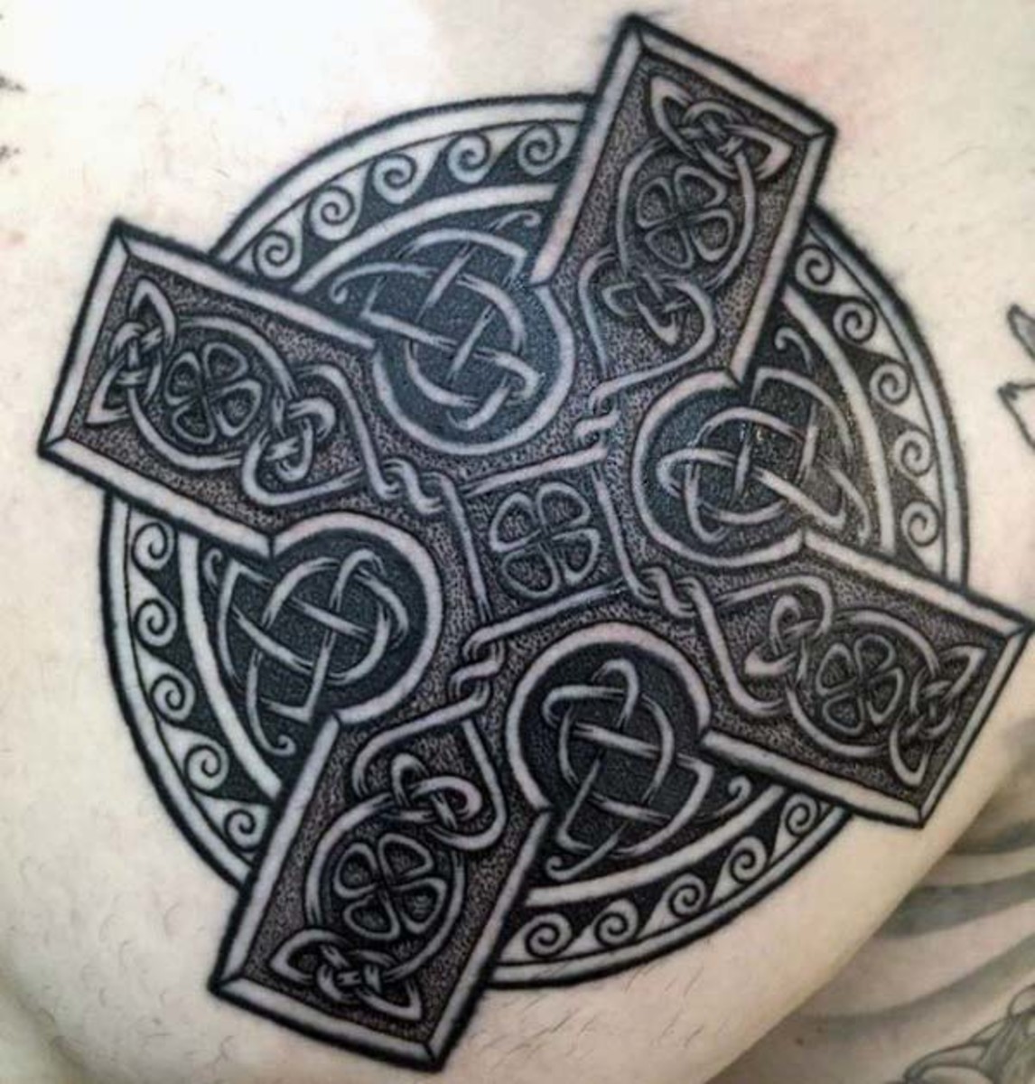 keltische-jungs-obere-brust-dotwork-irish-tattoo-ideen