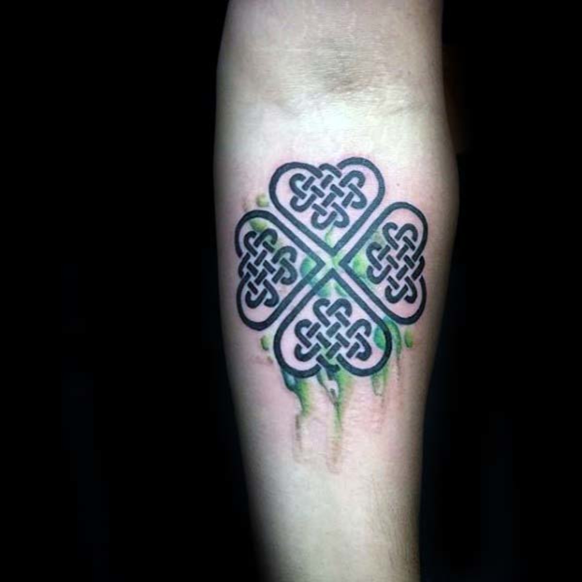 vierblättriges-kleeblatt-mit-grünem-aquarell-design-und-schwarzen-knoten-jungs-irischen-tattoos