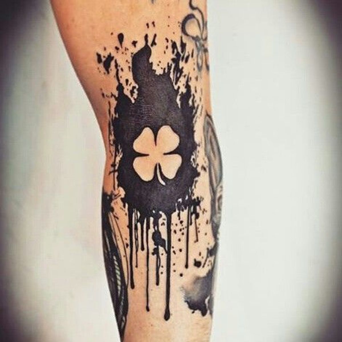 Irské tetování, keltské tetování, tetování čtyřlístků, den svatého Patrika, tetování na den svatého Patrika, tetování claddagh, tetování vlka, irské tetování, tetování skřítka, galské tetování, INKED