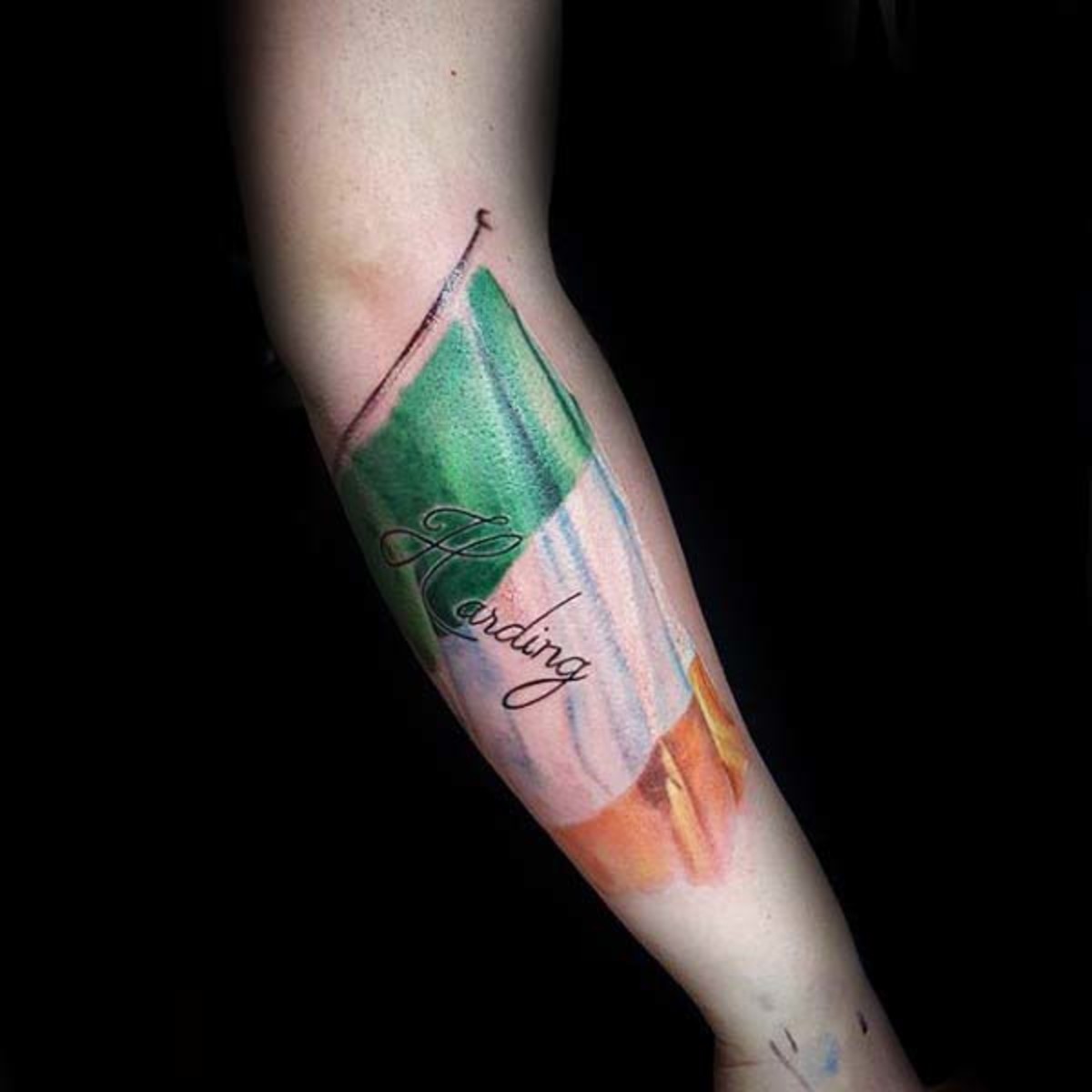 genial-irische-flagge-jungs-innerer-unterarm-tattoo-design-inspiration