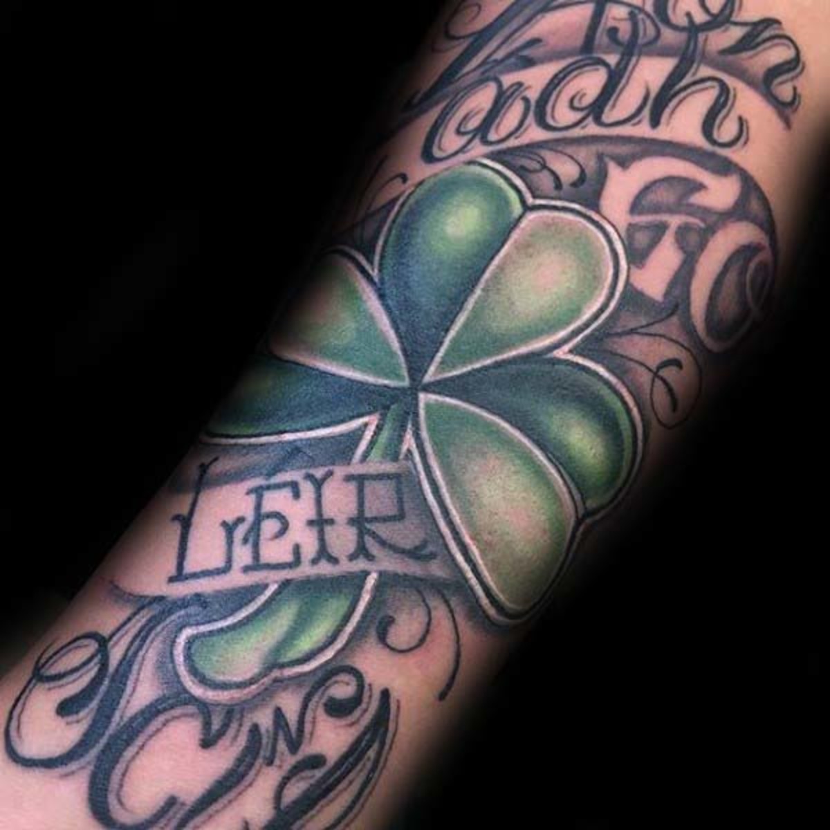 zeleno-irské-tři-listy-jetel-pánské-předloktí-rukáv-tetování